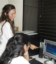 Alunos aprendem sobre programas de word, excel e power point